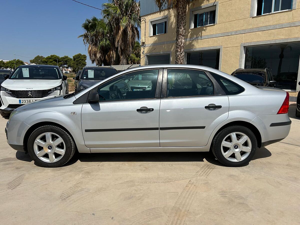 FORD FOCUS TREND 1.6 AUTO SALOON SPANISH LHD IN SPAIN 83000 MILES SUPER 2005