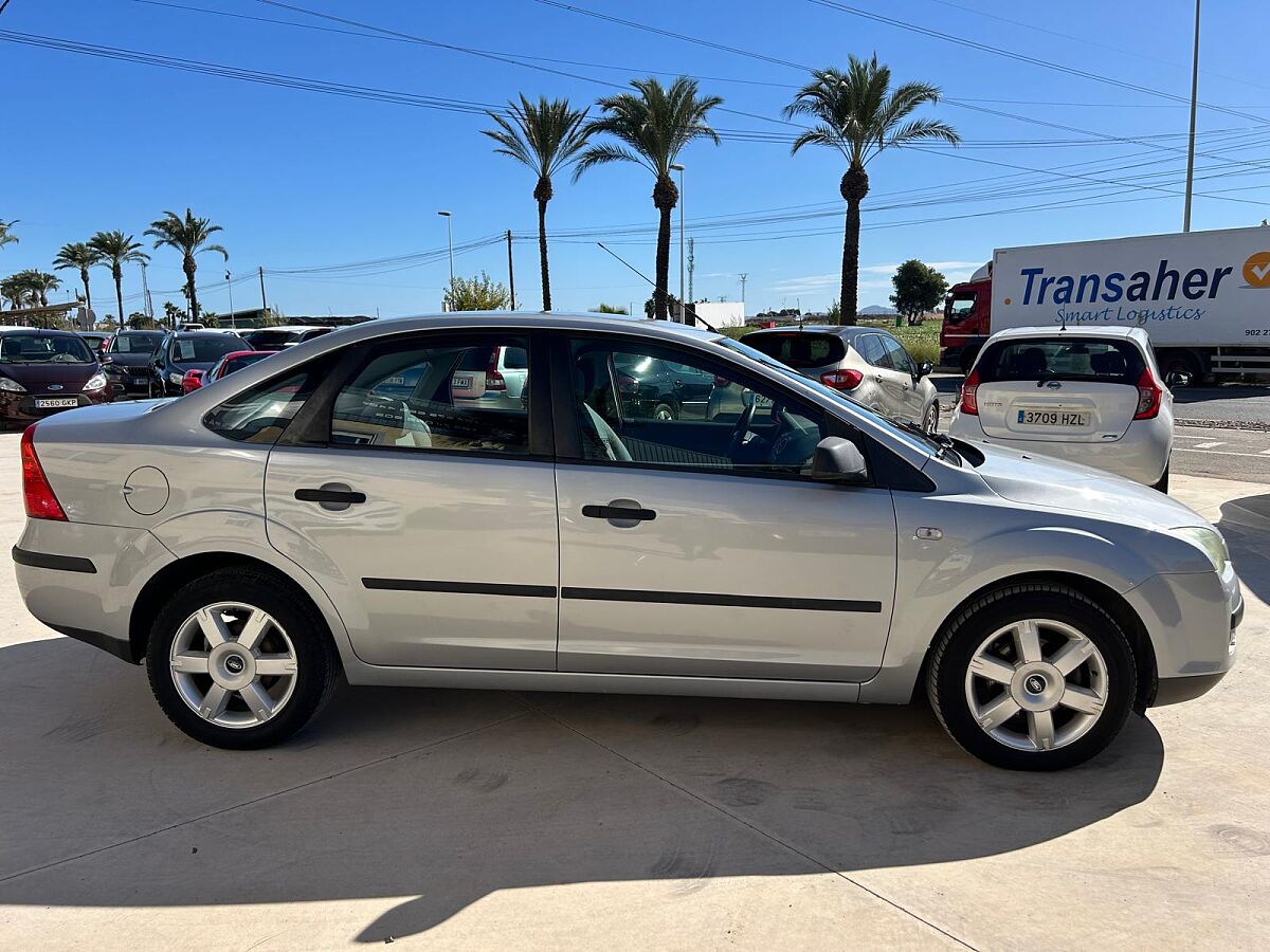 FORD FOCUS TREND 1.6 AUTO SALOON SPANISH LHD IN SPAIN 83000 MILES SUPER 2005