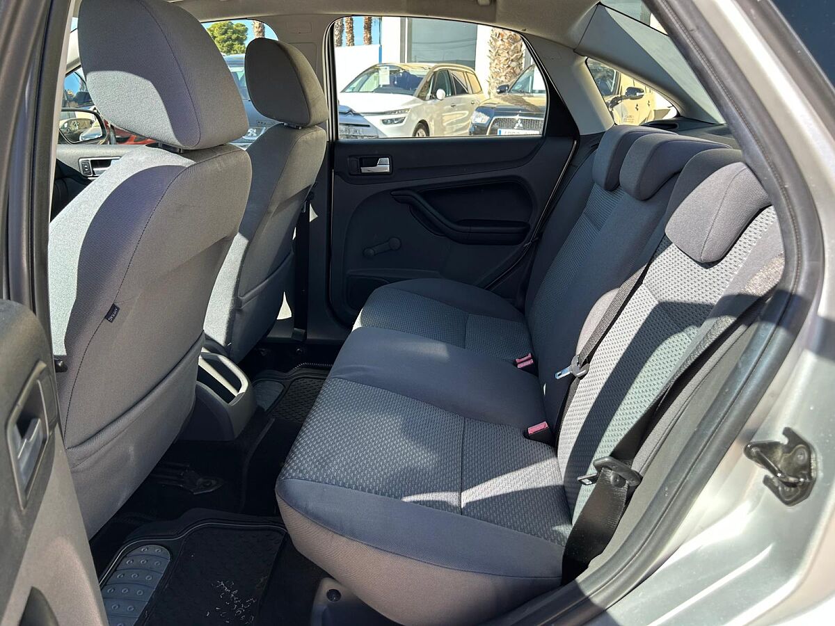 FORD FOCUS TREND 1.6 AUTO SALOON SPANISH LHD IN SPAIN 83000 MILES SUPER 2005