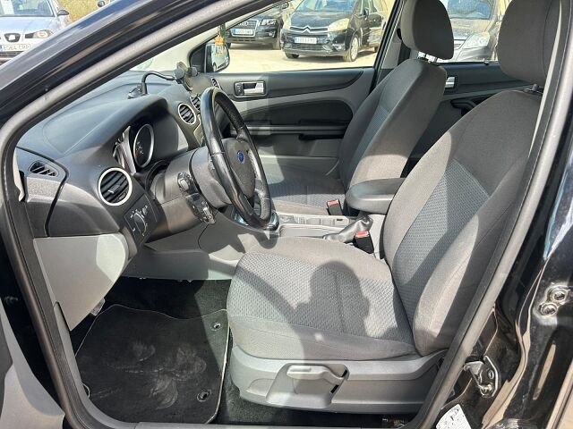 FORD FOCUS TREND 1.6 AUTO SPANISH LHD IN SPAIN ONLY 58000 MILES SUPERB 2009