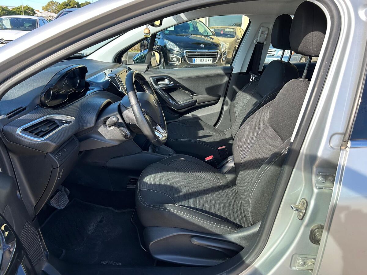 PEUGEOT 208 ALLURE 1.2 E-THP AUTO SPANISH LHD IN SPAIN 71000 MILES SUPERB 2018