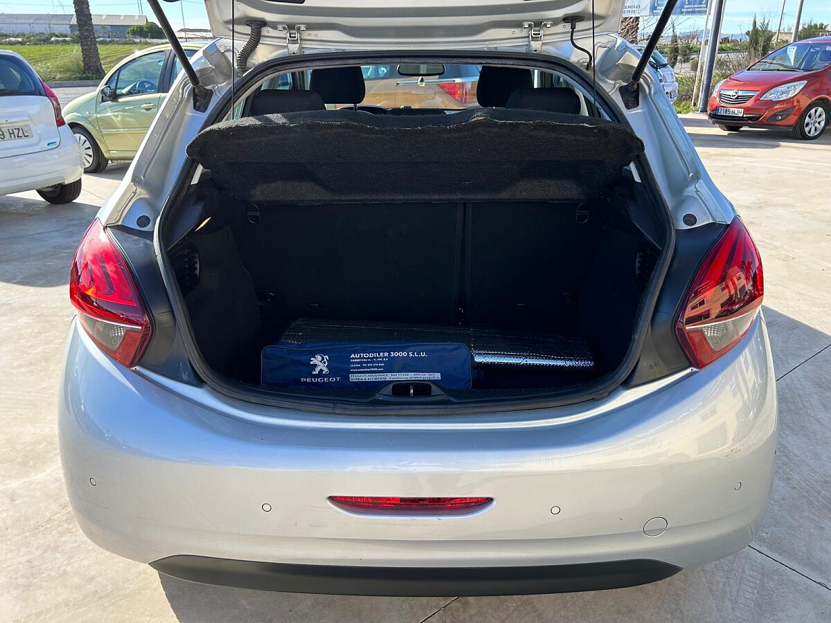 PEUGEOT 208 ALLURE 1.2 E-THP AUTO SPANISH LHD IN SPAIN 71000 MILES SUPERB 2018