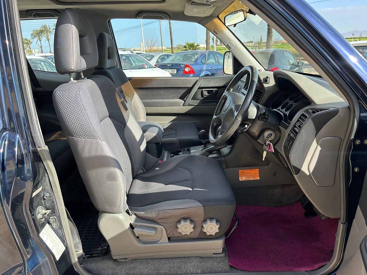 MITSUBISHI SHOGUN SWB 3.2 D4D 4X4 AUTO SPANISH RHD IN SPAIN 152000 MILES 2002