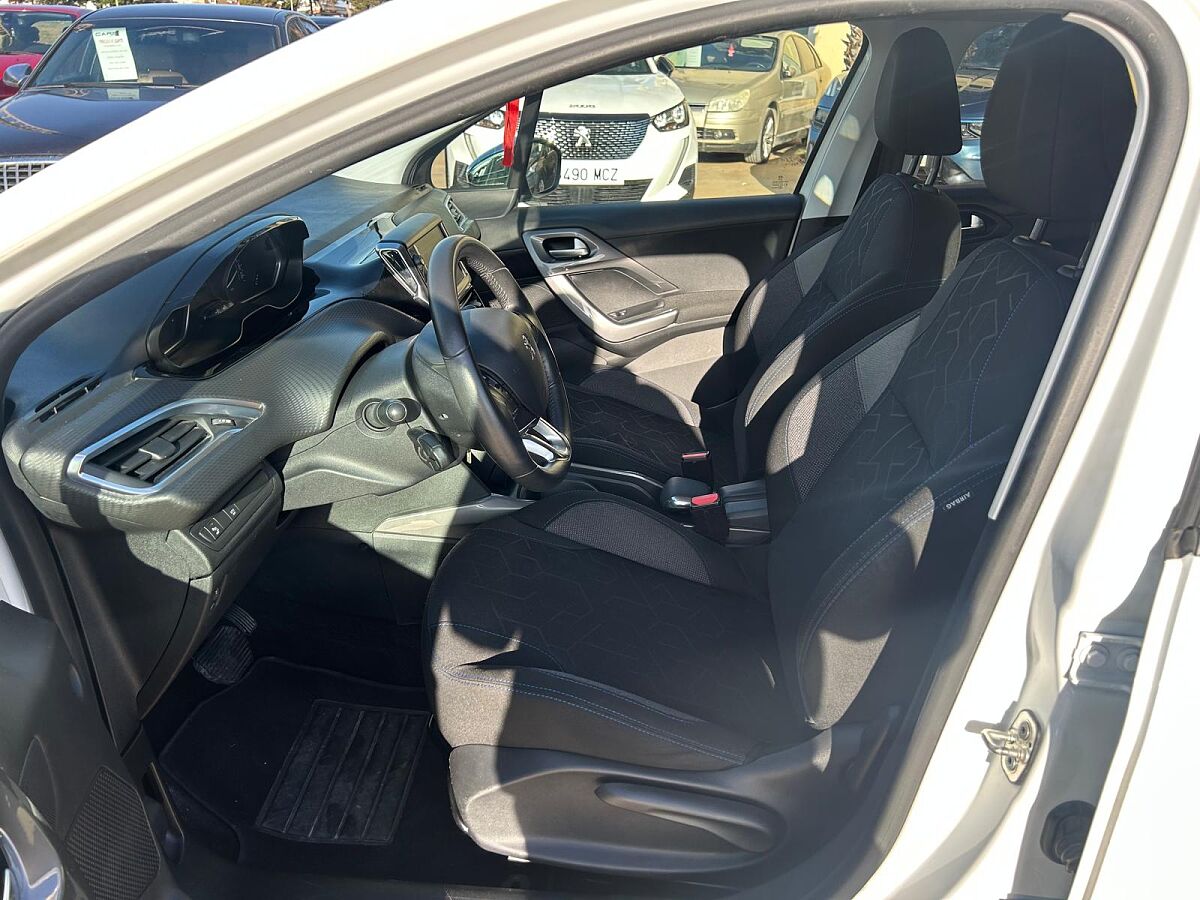 PEUGEOT 2008 STYLE 1.2 E-THP AUTO SPANISH LHD IN SPAIN 66000 MILES SUPERB 2018