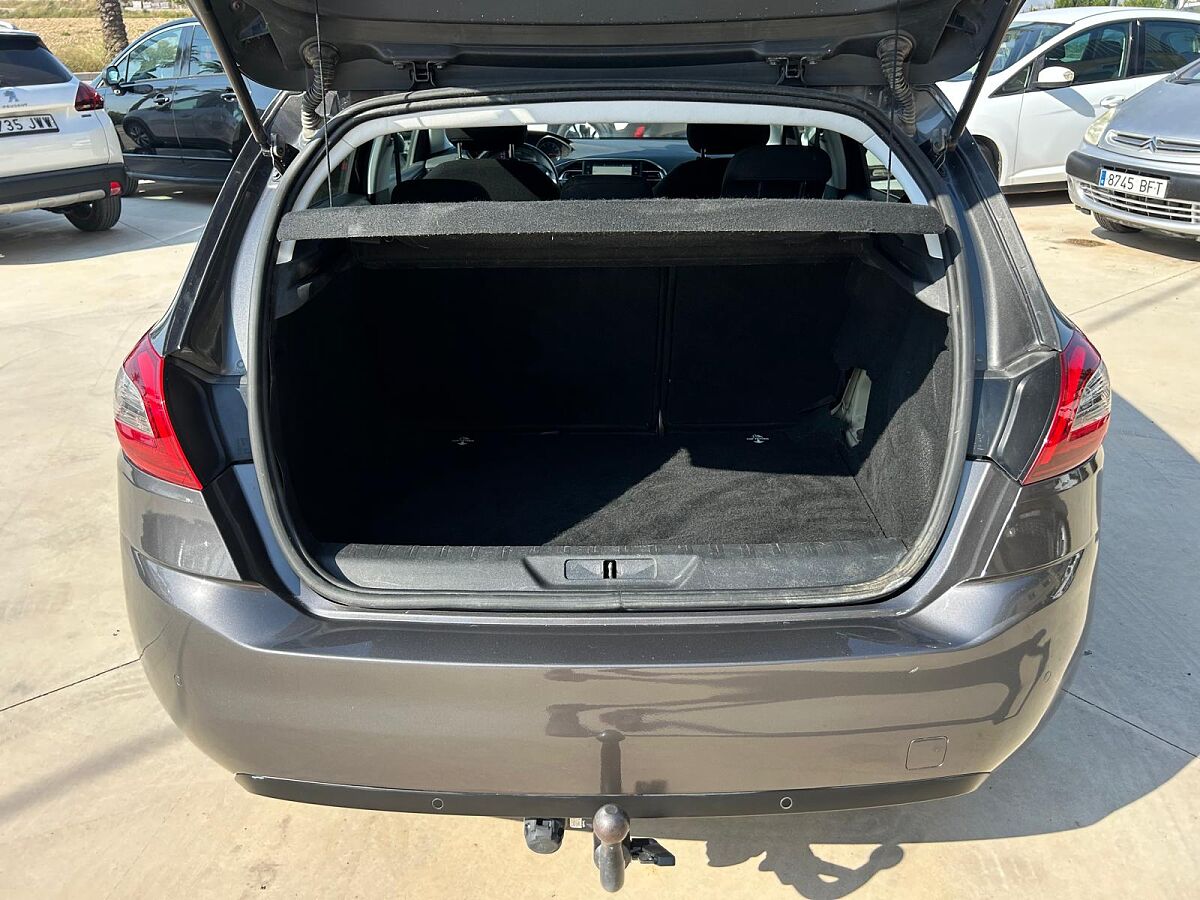 PEUGEOT 308 STYLE 1.2 E-THP AUTO SPANISH LHD IN SPAIN 64000 MILES SUPERB 2019