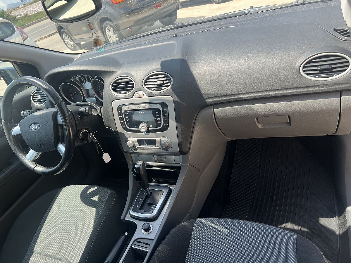 FORD FOCUS TREND 1.6 AUTO SALOON SPANISH LHD IN SPAIN 118000 MILES SUPER 2008
