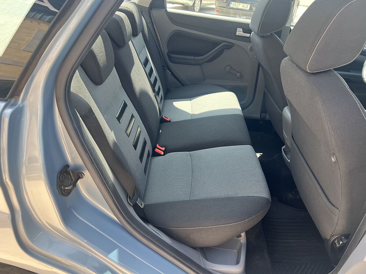 FORD FOCUS TREND 1.6 AUTO SALOON SPANISH LHD IN SPAIN 118000 MILES SUPER 2008