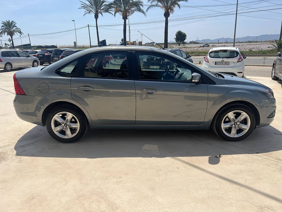 FORD FOCUS TREND 1.6 AUTO SALOON SPANISH LHD IN SPAIN 118000 MILES SUPER 2008