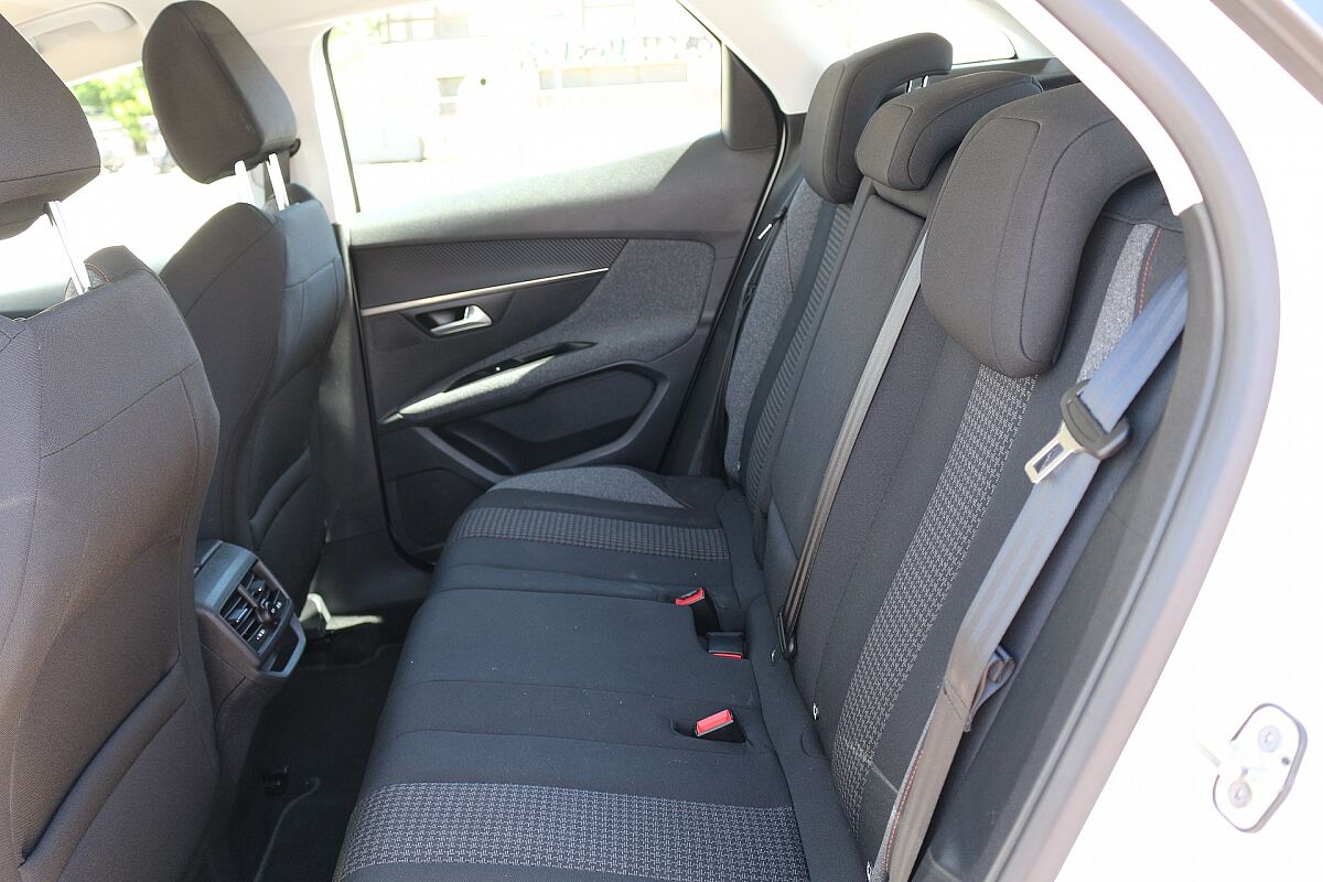 PEUGEOT 3008 ACTIVE 1.2 E-THP MANUAL SPANISH LHD IN SPAIN 78000 MILES SUPER 2019
